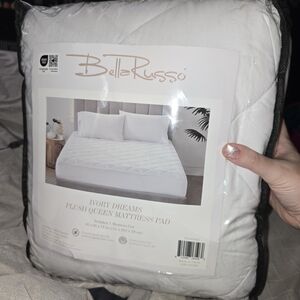 Bella Russo Ivory Queen Mattress Pad